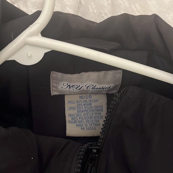 A black jacket - Picture 3 of 3